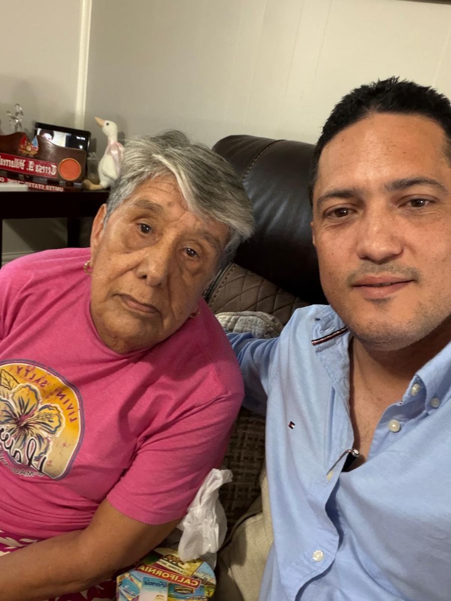 José Vilchez junto a una clienta