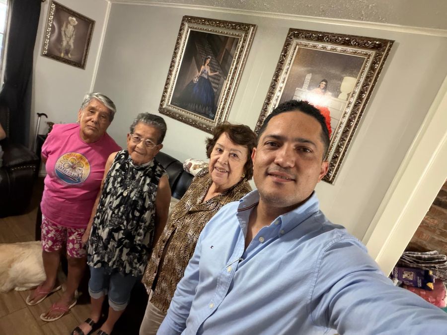 José Vilchez con tres clientas en su sala