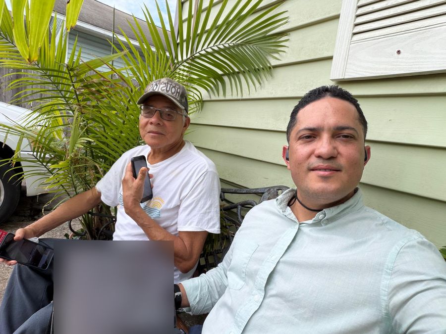 José Vilchez con un cliente en su patio